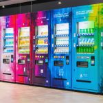 Desvendando uma Transformação Vibrante: Máquinas de Vending Transformadas em uma Grande Tela na Expo 2025